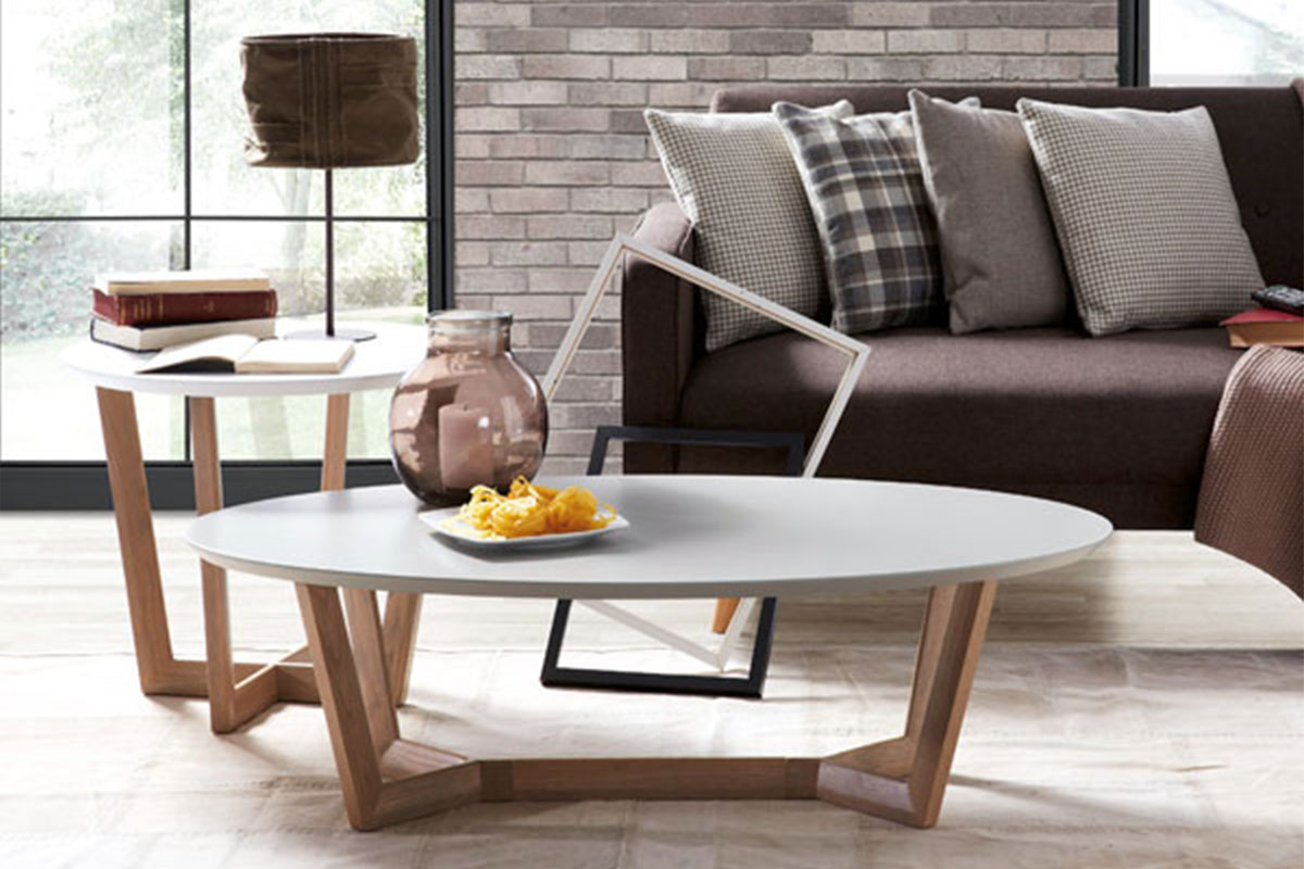 Tavolino ovale Sama con piano laccato e struttura in legno.